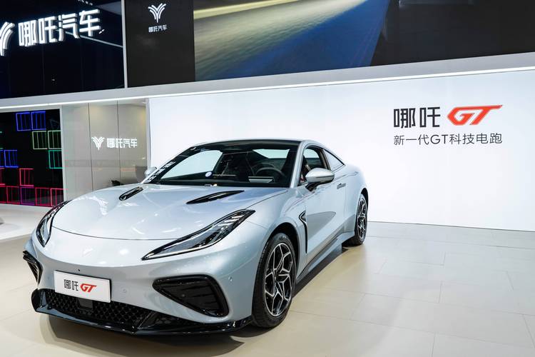 佛山105哪吒汽车在智能汽车领域的表现，领途汽车在新能源汽车市场中的影响力